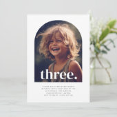 3つのアーチ型フォト誕生日 招待状 (スタンド正面)