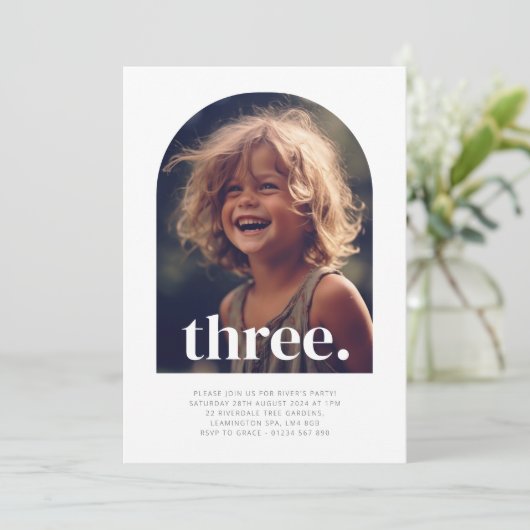 3つのアーチ型フォト誕生日 招待状 (スタンド正面)