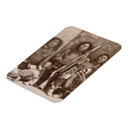 3つのインディアンブラブ、エン撮影王室の済み マグネット (左側)