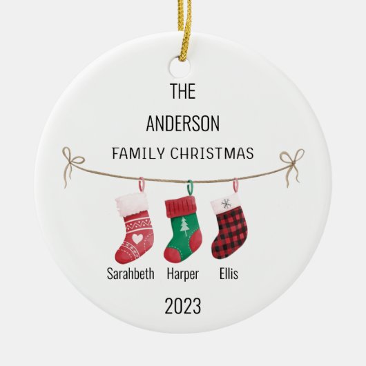 3つのカスタムストッキングの家族の名前&年クリスマス セラミックオーナメント (正面)