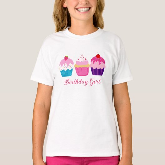 3つのカラフルカップケーキ – 誕生日ガール Tシャツ (正面)