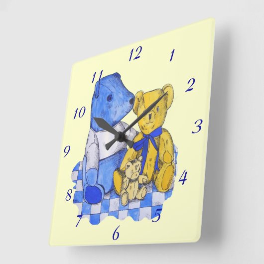 3つのテディベアを持つ青いチェックピクニッククロス スクエア壁時計 (傾斜)