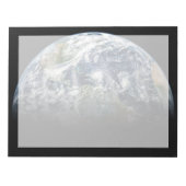 3つのハリケーンを持つ惑星の地球のモザイク画像 ノートパッド (正面)