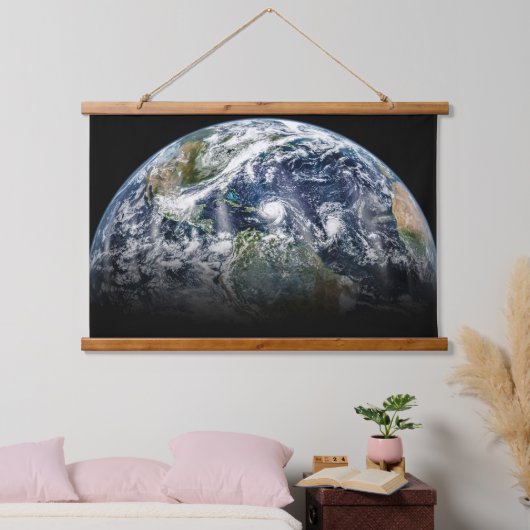 3つのハリケーンを持つ惑星の地球のモザイク画像 吊り下げ型タペストリー (寝室)