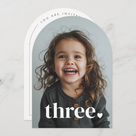 3つのハートアーチ写真3歳の誕生日 招待状 (正面/裏面)