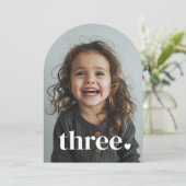 3つのハートアーチ写真3歳の誕生日 招待状 (スタンド正面)