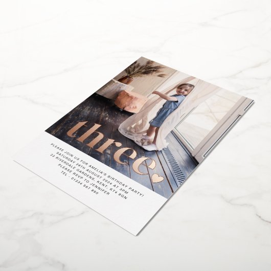 3つのハートフォトファースト誕生日バラ金ゴールド 箔招待状 (回転した状態)