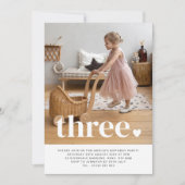 3つのハートフォトファースト誕生日招待状 招待状 (正面)