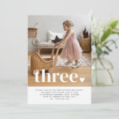 3つのハートフォトファースト誕生日招待状 招待状 (スタンド正面)