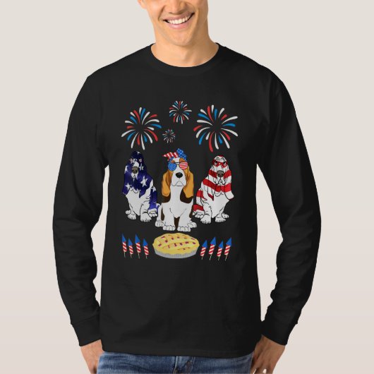 3つのバスセットハウンド犬は米国旗の花火のコックを踊る Tシャツ (正面)