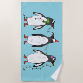 3つのフェスティバルクリスマスペンギンイラストレーション ビーチタオル (正面)