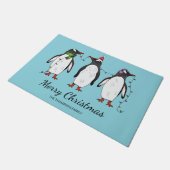 3つのフェスティバルクリスマスペンギンカスタム文字 ドアマット (アングル)