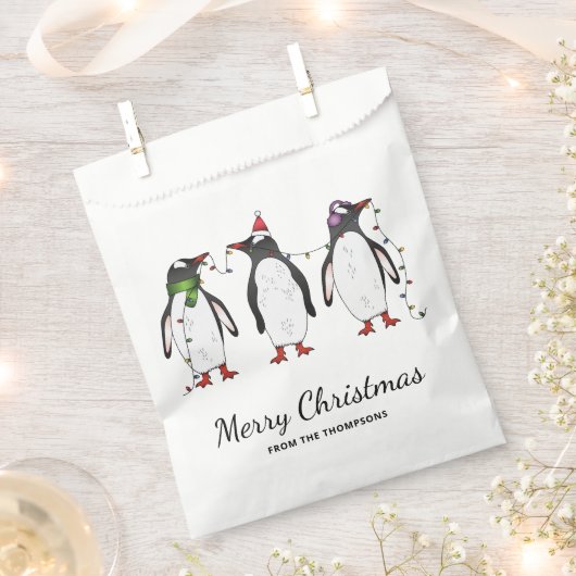 3つのフェスティバルクリスマスペンギンカスタム文字 フェイバーバッグ (クリップ留めされた状態)