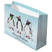 3つのフェスティバルクリスマスペンギンカスタム文字 ラージペーパーバッグ (正面アングル)