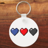 3つのポリメモリプライドフラグのピクセルハートの行 キーホルダー (正面)