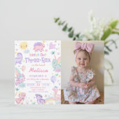 3つのレックスピンク恐竜3番目の誕生日パーティー写真 招待状 (スタンド正面)