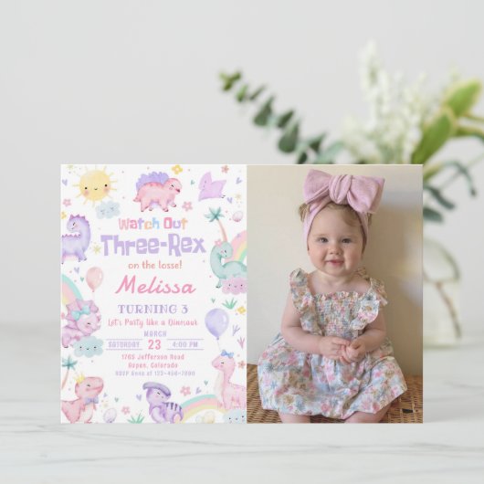 3つのレックスピンク恐竜3番目の誕生日パーティー写真 招待状 (スタンド正面)