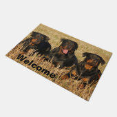 3つのロットワイラー犬 – ロッティーズのパックへようこそ ドアマット (アングル)