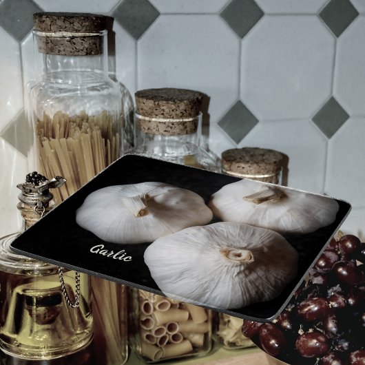 3つの丸ごと白ニンニク カッティングボード