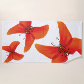 3つの名前を持つオレンジ色の赤いポピー蝶 ビーチタオル (正面)