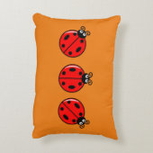 3つの小さなラディバグ – ブラシ付きポリエステル アクセントクッション (裏面(縦))