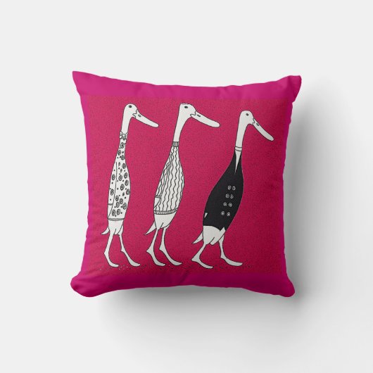 3つの服を着たアヒルの漫画のパン クッション (正面)