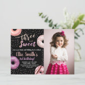 3つの甘い黒の写真ドーナツ誕生日招待状 招待状 (スタンド正面)