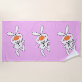 3つの白い親指の上に漫画のバンニのバラ色の頬 ビーチタオル (正面)