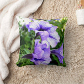 3つの紫色のペチュニアの装飾用クッション クッション (ブランケット)