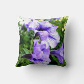 3つの紫色のペチュニアの装飾用クッション クッション (裏面)