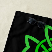 3つの絡み合った鮮やか緑のケルト結び目模様ブラック ビーチタオル (インサイチュ)