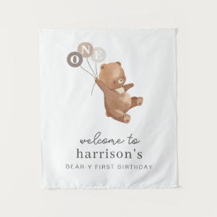 3つの茶色のバルーンを持つクマのウェルカムサイン タペストリー