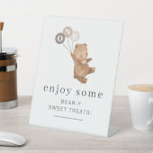 3つの茶色のバルーンを持つクマ 台座サイン (インサイチュ)