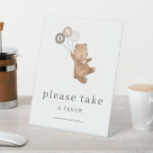 3つの茶色の風船の好意サインを持つクマ 台座サイン (インサイチュ)