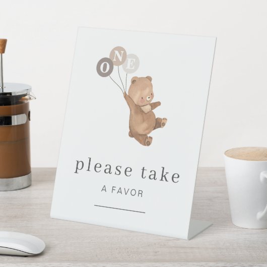 3つの茶色の風船の好意サインを持つクマ 台座サイン (インサイチュ)