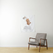 3つの茶色の風船を持ったクマのウェルカムサイン タペストリー (インサイチュ)