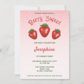 3つの赤いイチゴがピンクの背景に映える、スイートな誕生日 招待状 (正面)