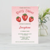 3つの赤いイチゴがピンクの背景に映える、スイートな誕生日 招待状 (スタンド正面)