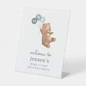 3つの青いバルーンのウェルカムサイン付きクマ 台座サイン (正面)