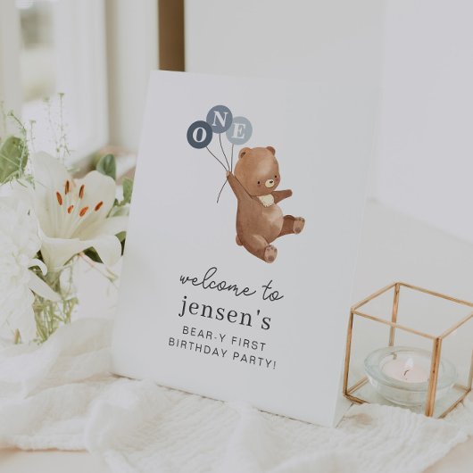 3つの青いバルーンのウェルカムサイン付きクマ 台座サイン