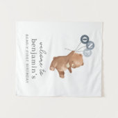 3つの青い風船を持ったクマのウェルカムサイン タペストリー (正面(横))