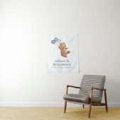 3つの青い風船を持ったクマのウェルカムサイン タペストリー (インサイチュ)