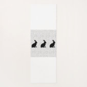 3つの黒い座っているラビットシルエット水玉模様 ヨガマット (裏面)