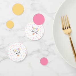 3つはとても甘いアイスクリームの3番目の誕生日パーティー コンフェッティ