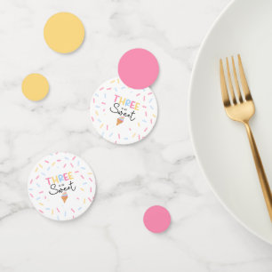 3つはとても甘いアイスクリームの3番目の誕生日パーティー コンフェッティ