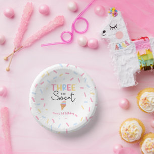 3つはとても甘いアイスクリームの3番目の誕生日パーティー ペーパーボウル