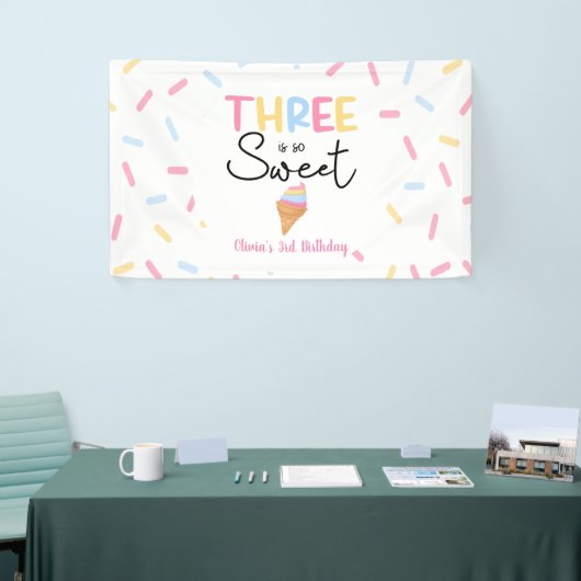 3つはとても甘いアイスクリームの3番目の誕生日パーティー 横断幕 (トレードショー)