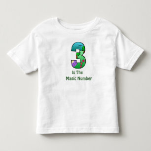 3つはマジックナンバーの幼児のTシャツです トドラーTシャツ