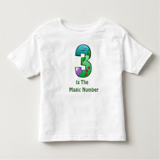 3つはマジックナンバーの幼児のTシャツです トドラーTシャツ