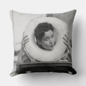 3つを提起している女性 クッション (裏面)